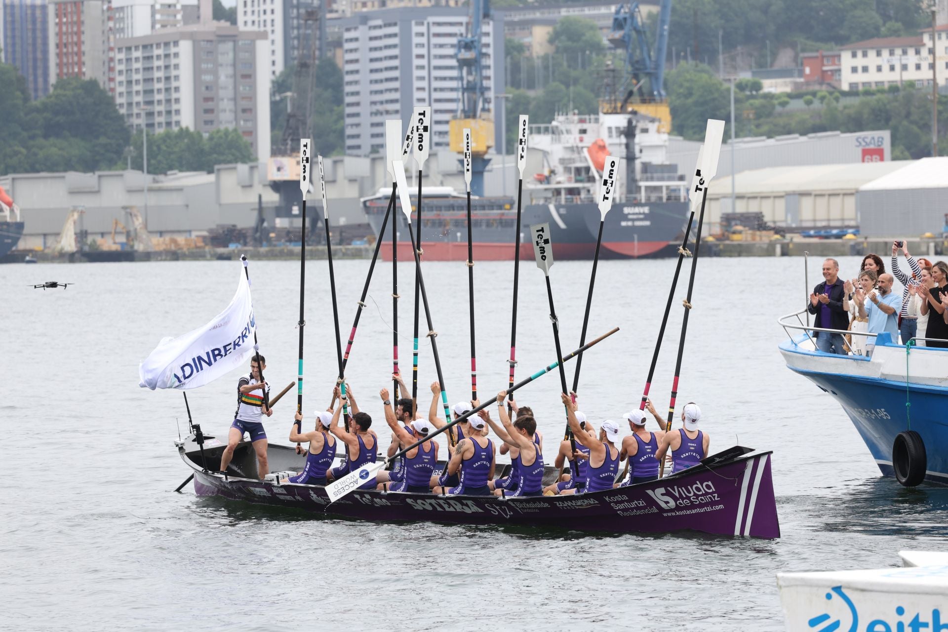 San Pedro vibró con su trainera y vio ganar a la Sotera