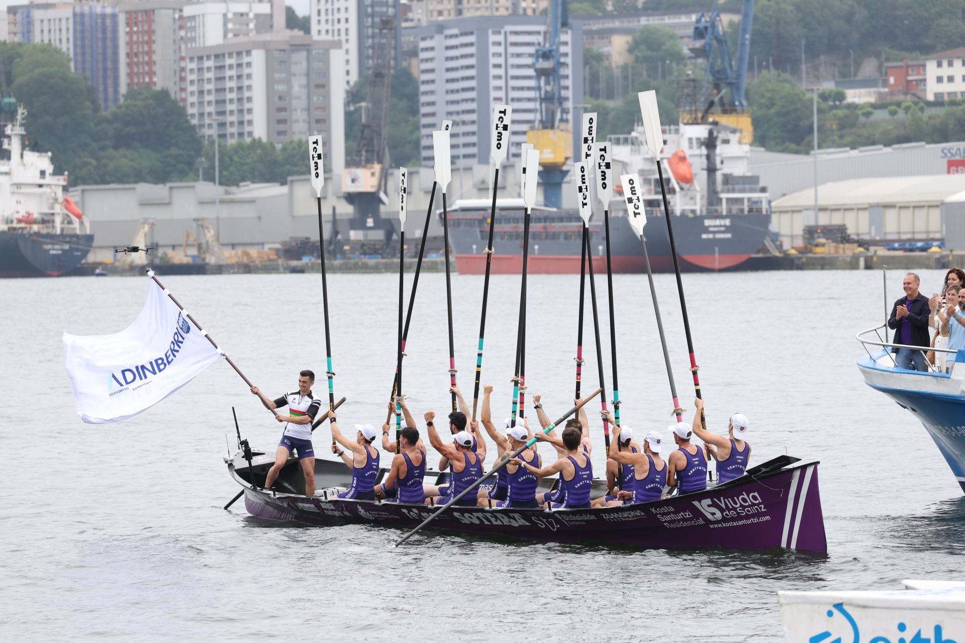 San Pedro vibró con su trainera y vio ganar a la Sotera
