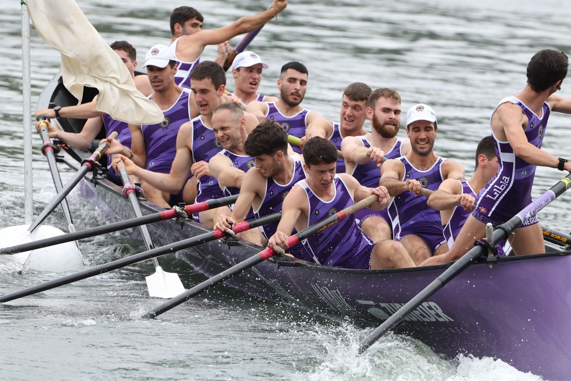 San Pedro vibró con su trainera y vio ganar a la Sotera