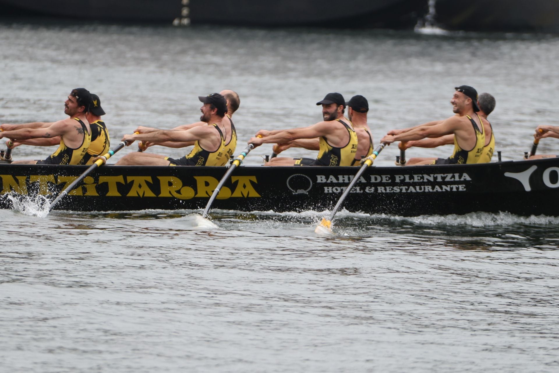 San Pedro vibró con su trainera y vio ganar a la Sotera