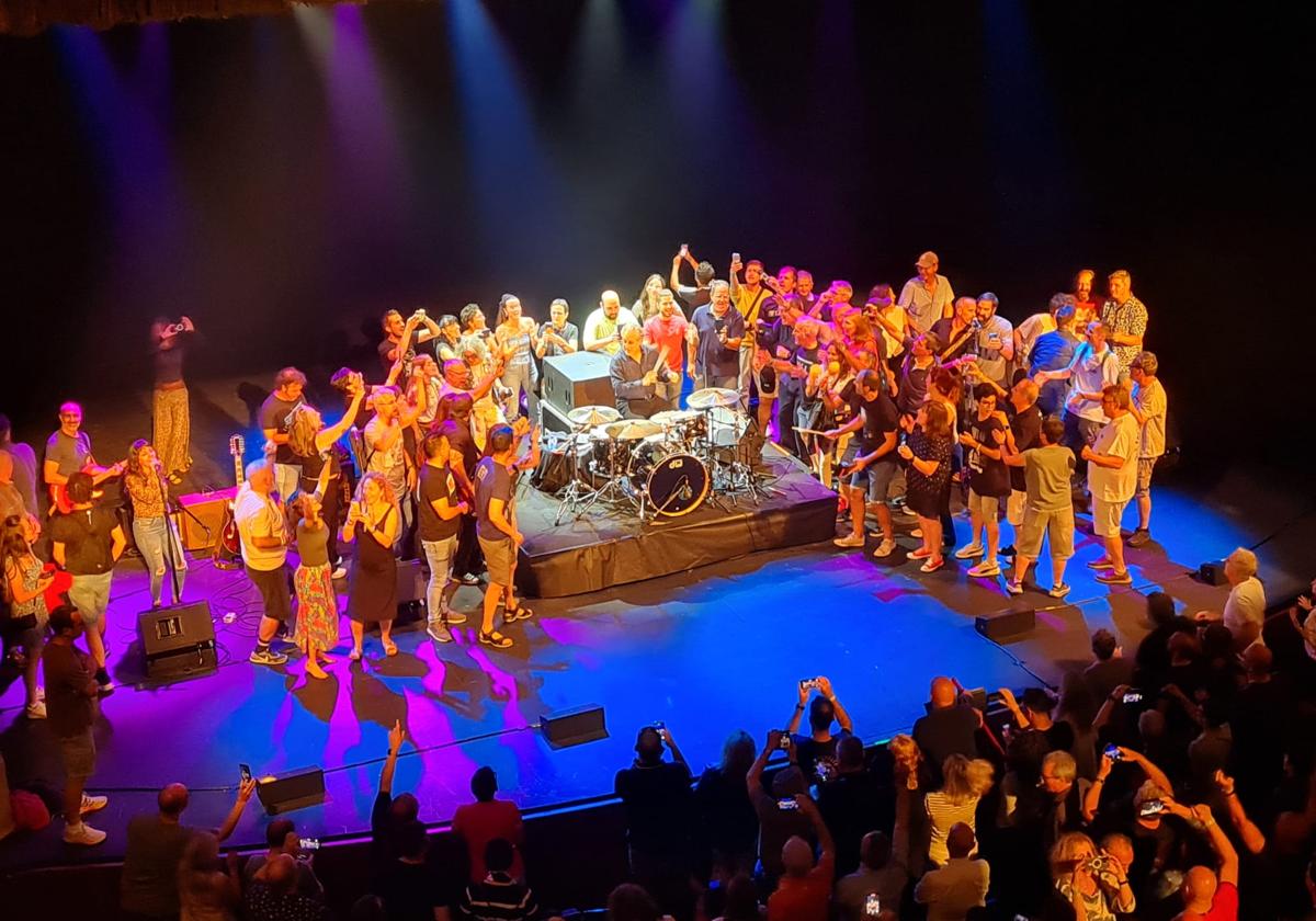 El público rodea al baterista Max Weinberg en la última canción 'Glory Days'.