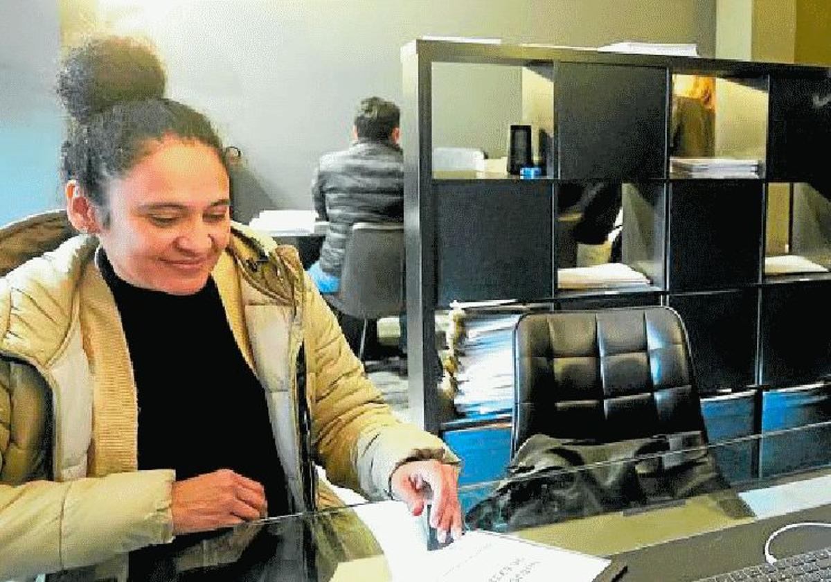Una mujer recibe asesoramiento en un despacho vasco.