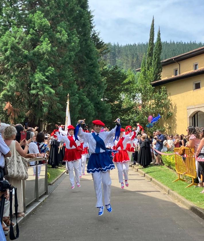 Imagen secundaria 2 - Oñati se vuelca con su día grande del Corpus Christi