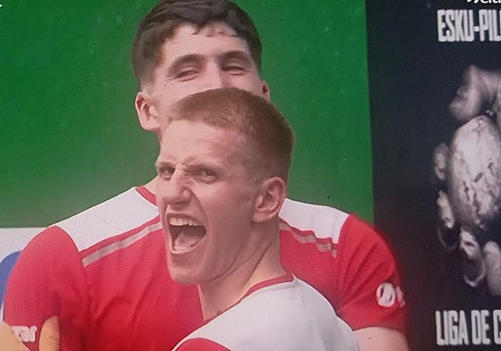 Galartza y Sotil celebran la victoria de Larraun ante Lapke en el Beotibar de Tolosa.