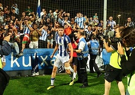 Guibelalde celebra su gol de penalti con la afición.