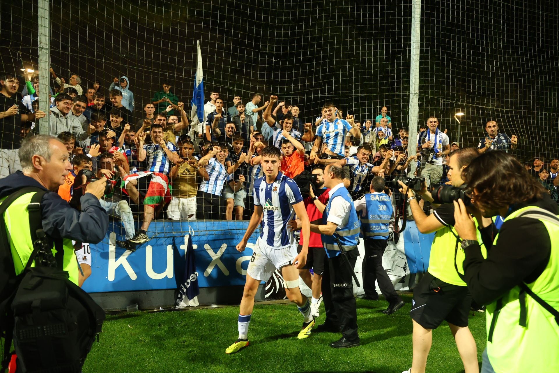 Guibelalde celebra su gol de penalti con la afición.