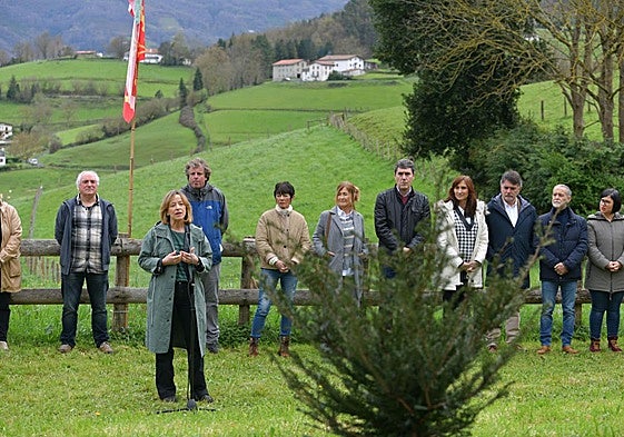 Mendoza, en un acto, con Maddalen Iriarte y Maria Eugenia Arrizabalaga, entre otros, detrás.