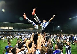 Los jugadores del Sanse mantean a Mikel Rodríguez.