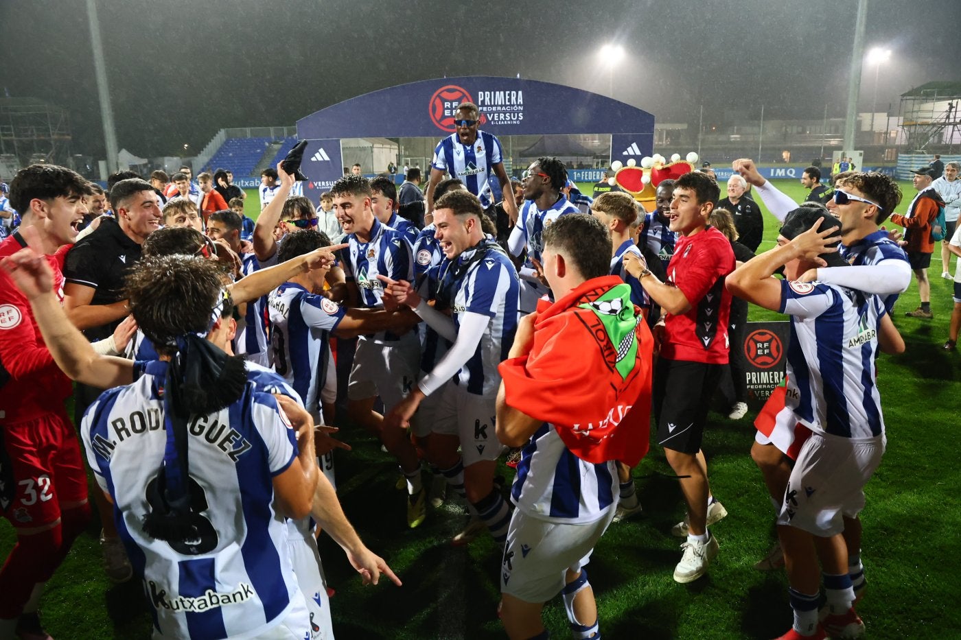 Los jugadores del Sanse, felices sobre el césped de Zubieta tras obtener el ascenso.