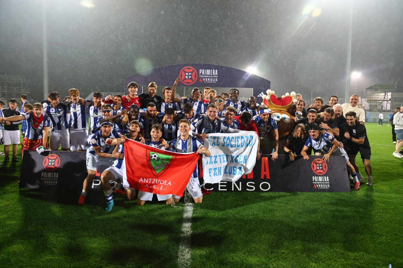 Los miembros de la plantilla del Sanse y su cuerpo técnico, incluido Sergio Francisco, celebran el ascenso a Segunda División sobre el césped de Zubieta.