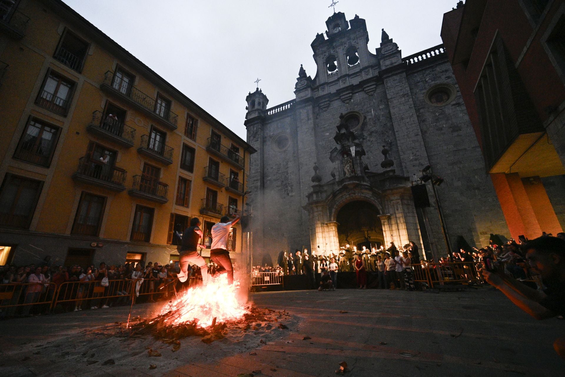 Multitudinaria hoguera de San Juan en Tolosa