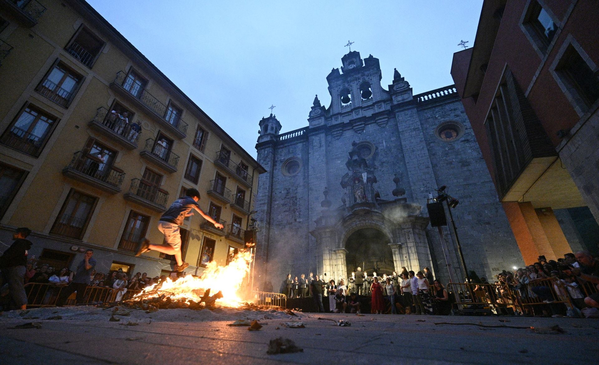 Multitudinaria hoguera de San Juan en Tolosa