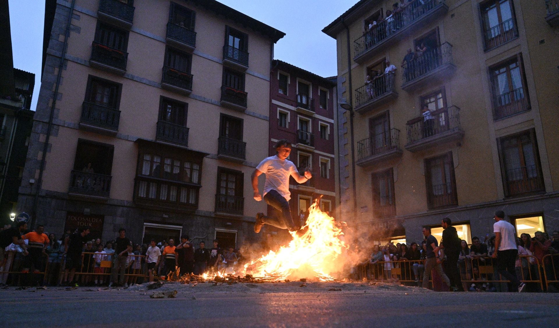 Multitudinaria hoguera de San Juan en Tolosa