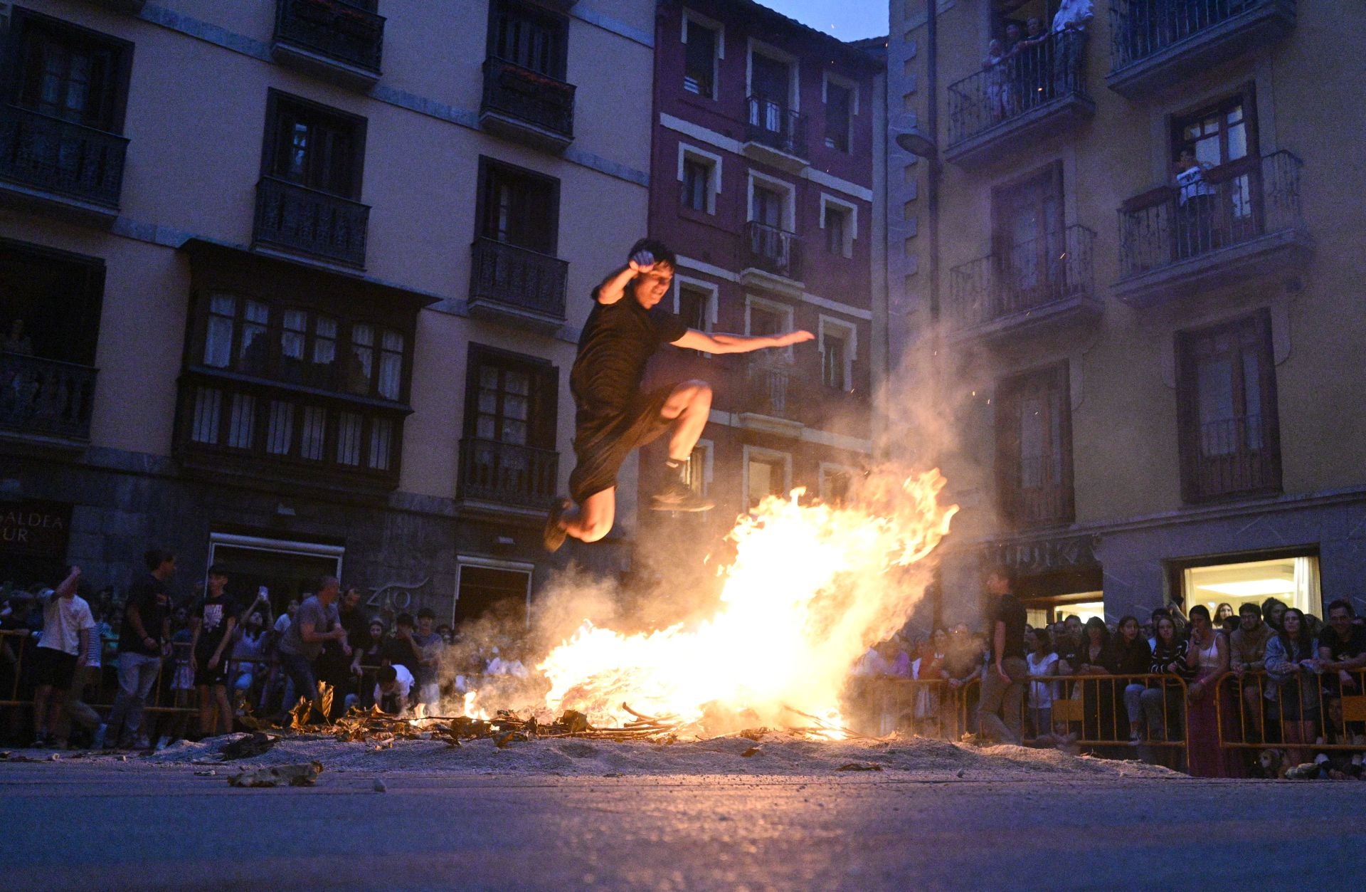 Multitudinaria hoguera de San Juan en Tolosa