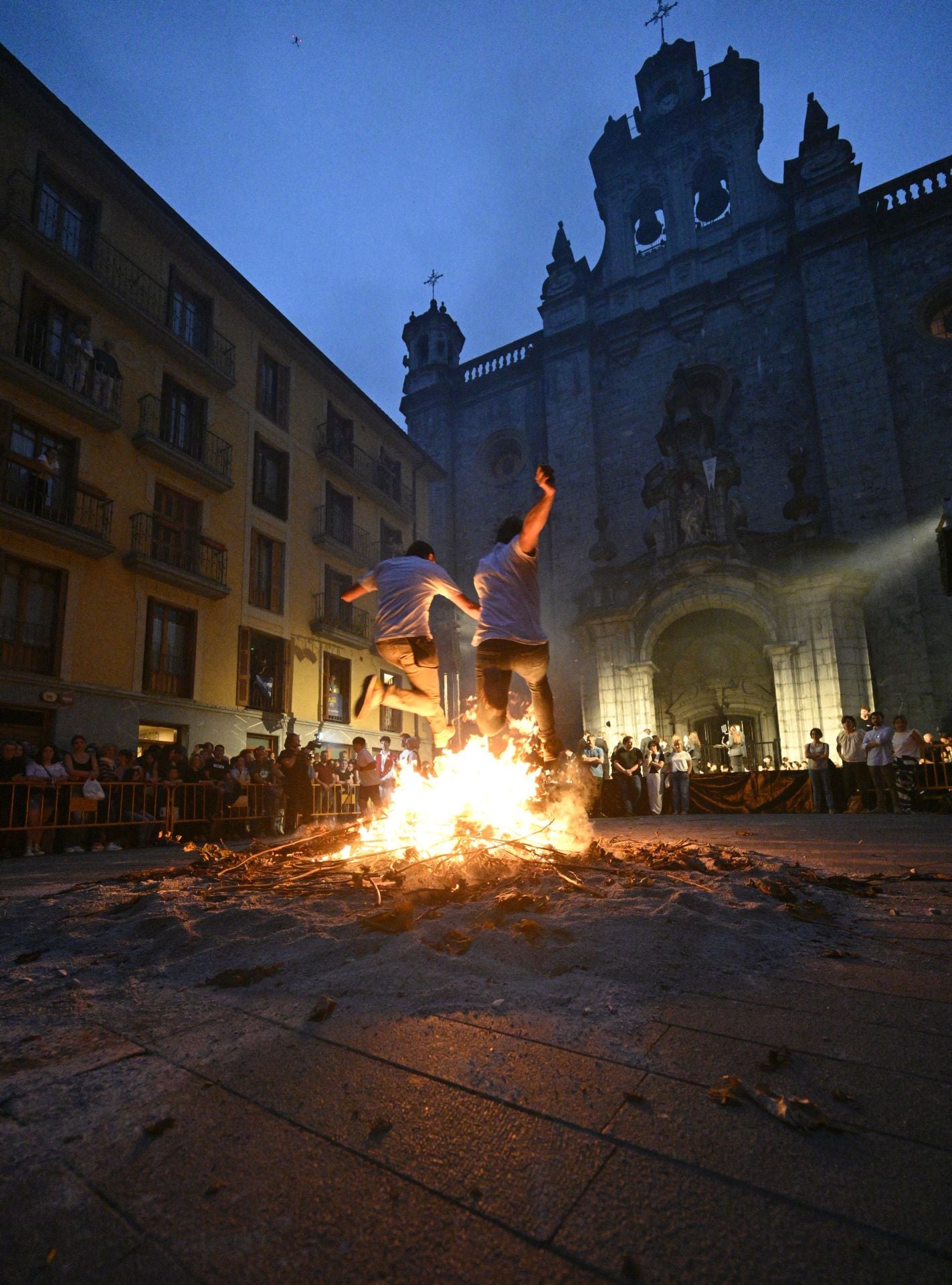 Multitudinaria hoguera de San Juan en Tolosa
