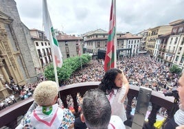 Instante de la izada de banderas en el balcón del Ayuntamiento