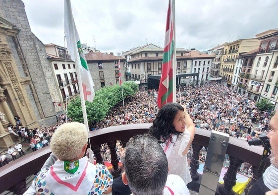 Instante de la izada de banderas en el balcón del Ayuntamiento