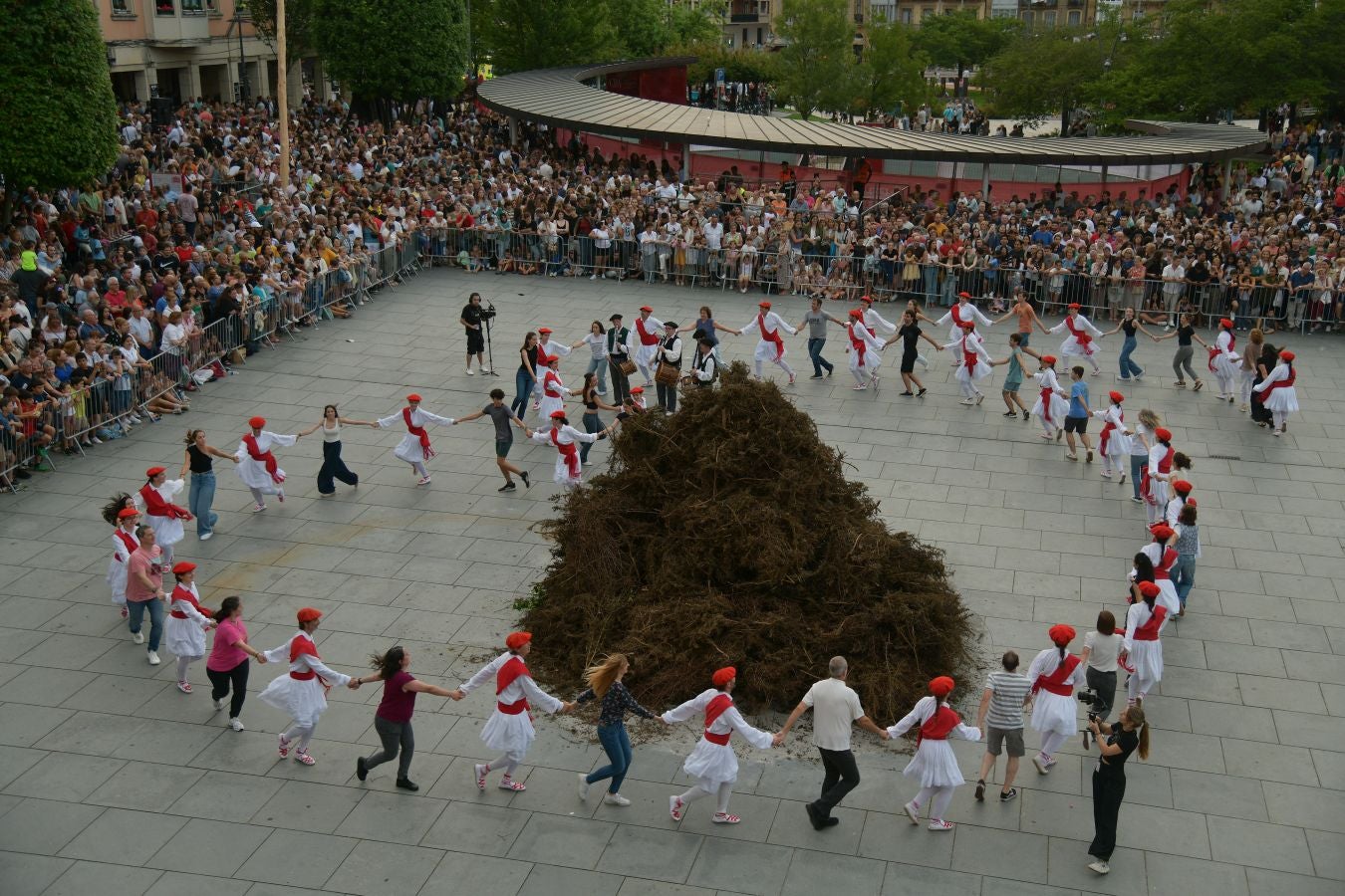 La hoguera de San Juan prende el inicio de las fiestas en Irun