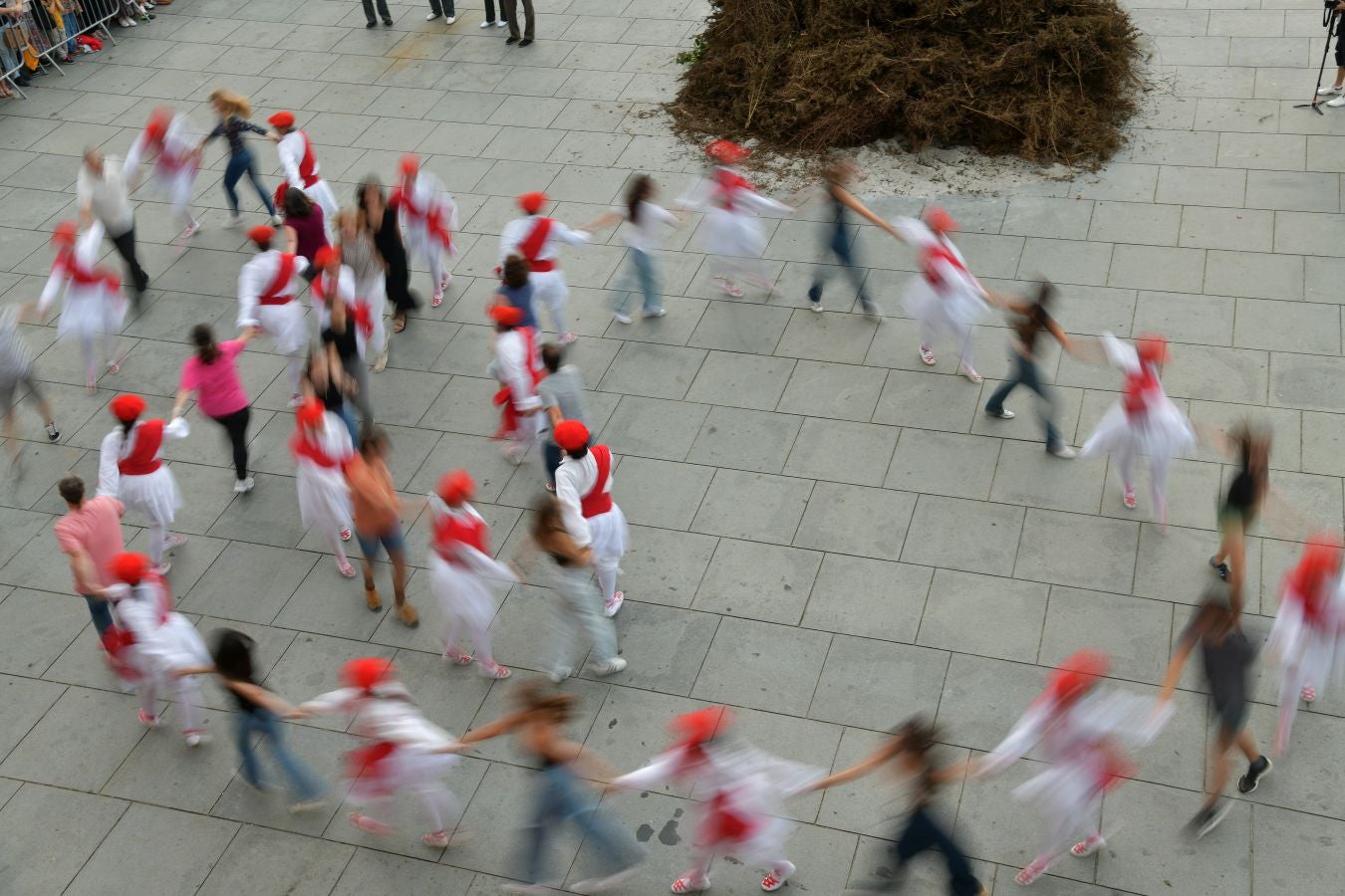 La hoguera de San Juan prende el inicio de las fiestas en Irun