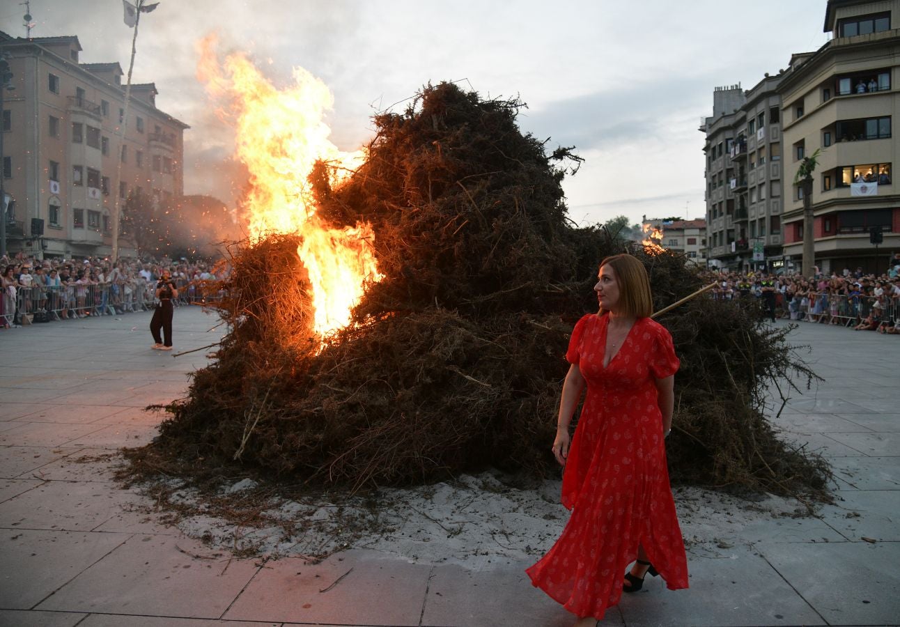 La hoguera de San Juan prende el inicio de las fiestas en Irun