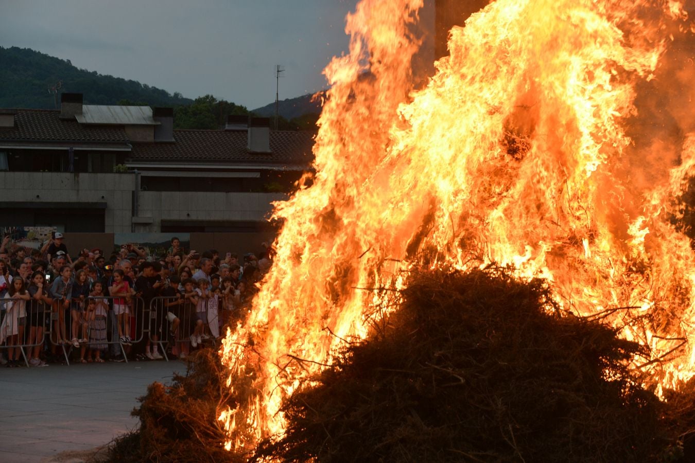 La hoguera de San Juan prende el inicio de las fiestas en Irun