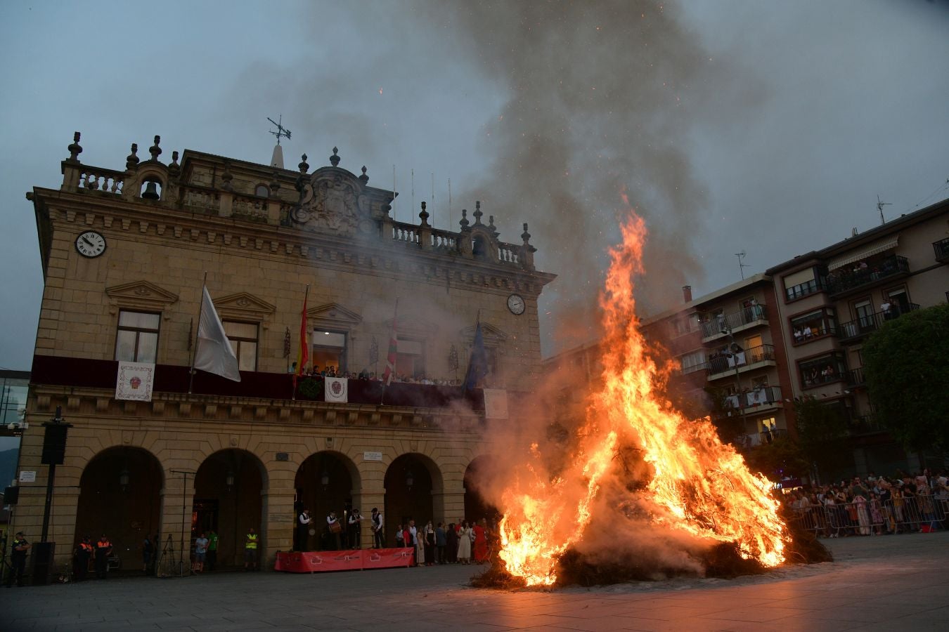 La hoguera de San Juan prende el inicio de las fiestas en Irun