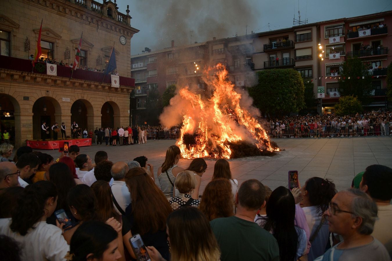 La hoguera de San Juan prende el inicio de las fiestas en Irun