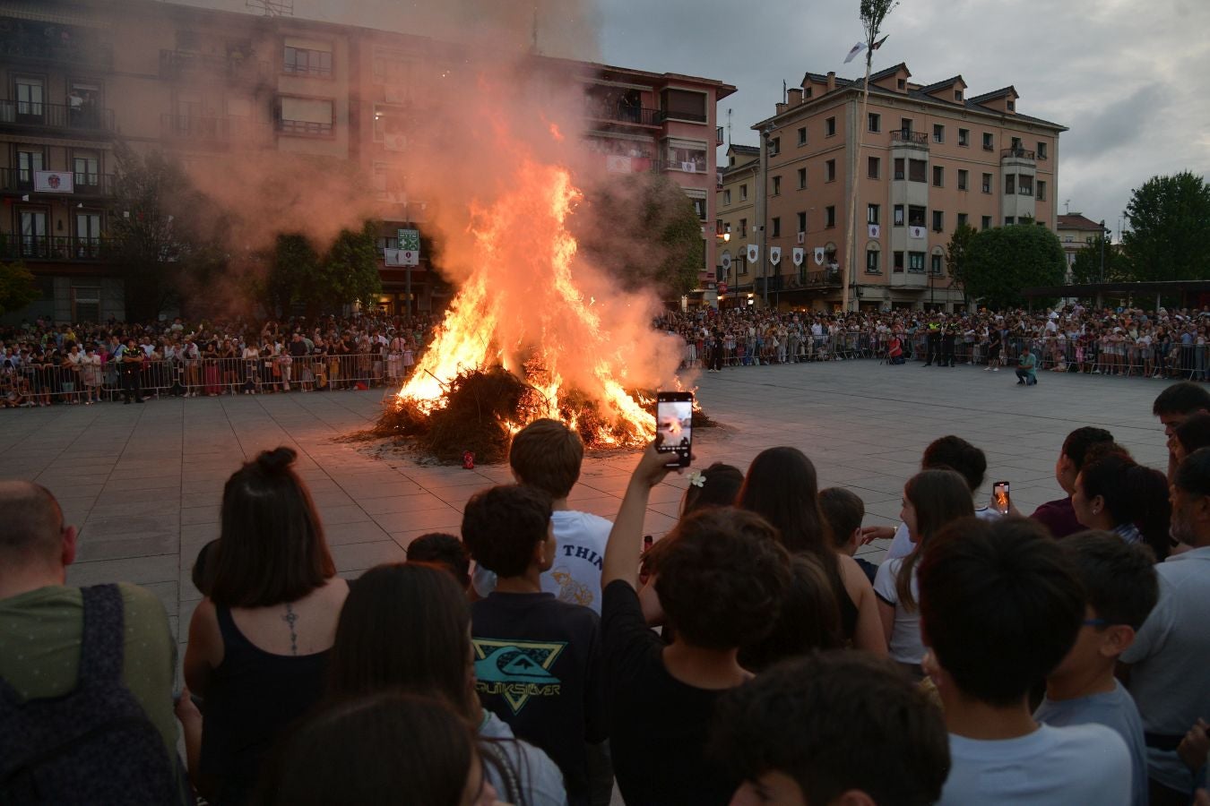 La hoguera de San Juan prende el inicio de las fiestas en Irun