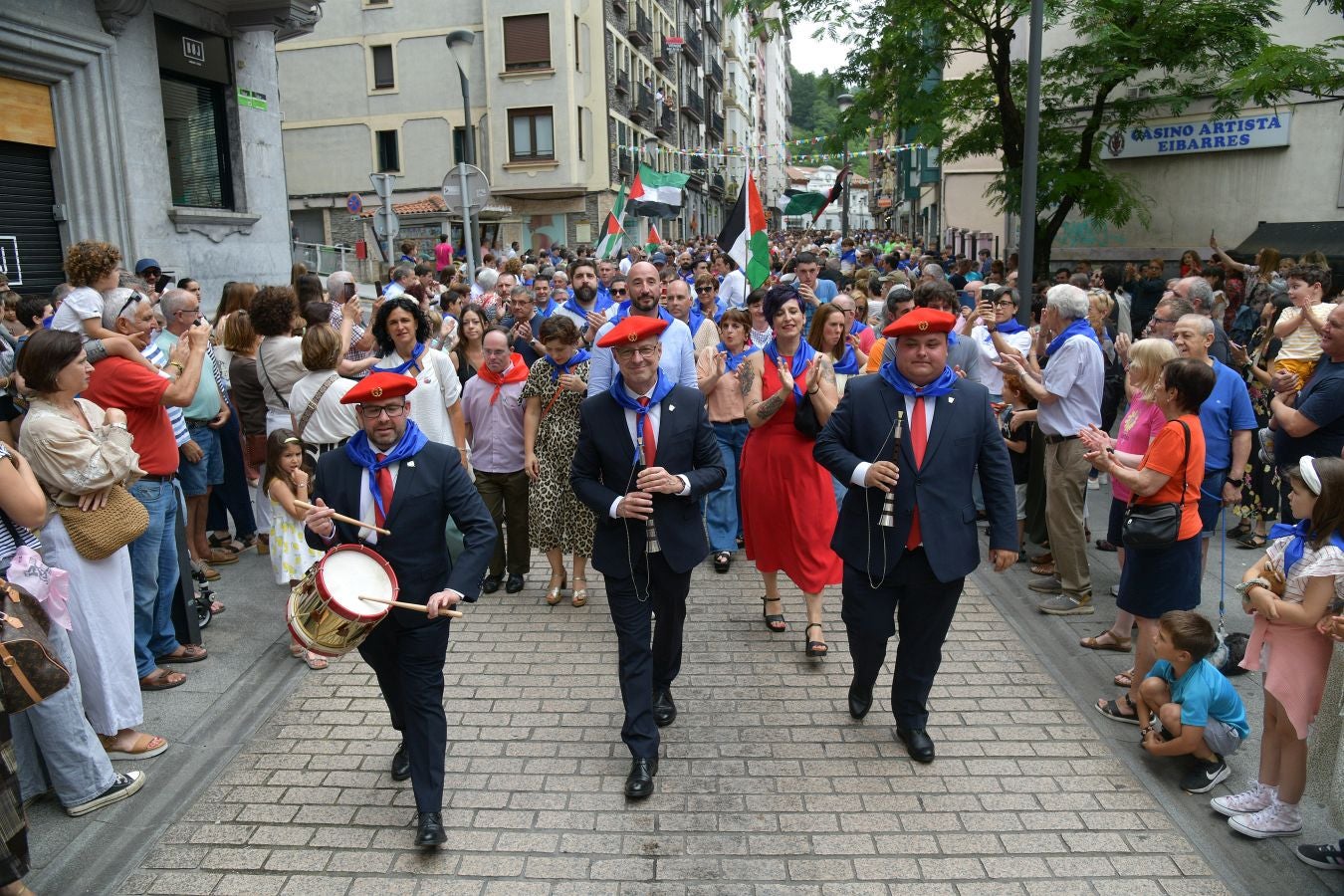 Las calles de Eibar se llenan en la víspera de San Juan