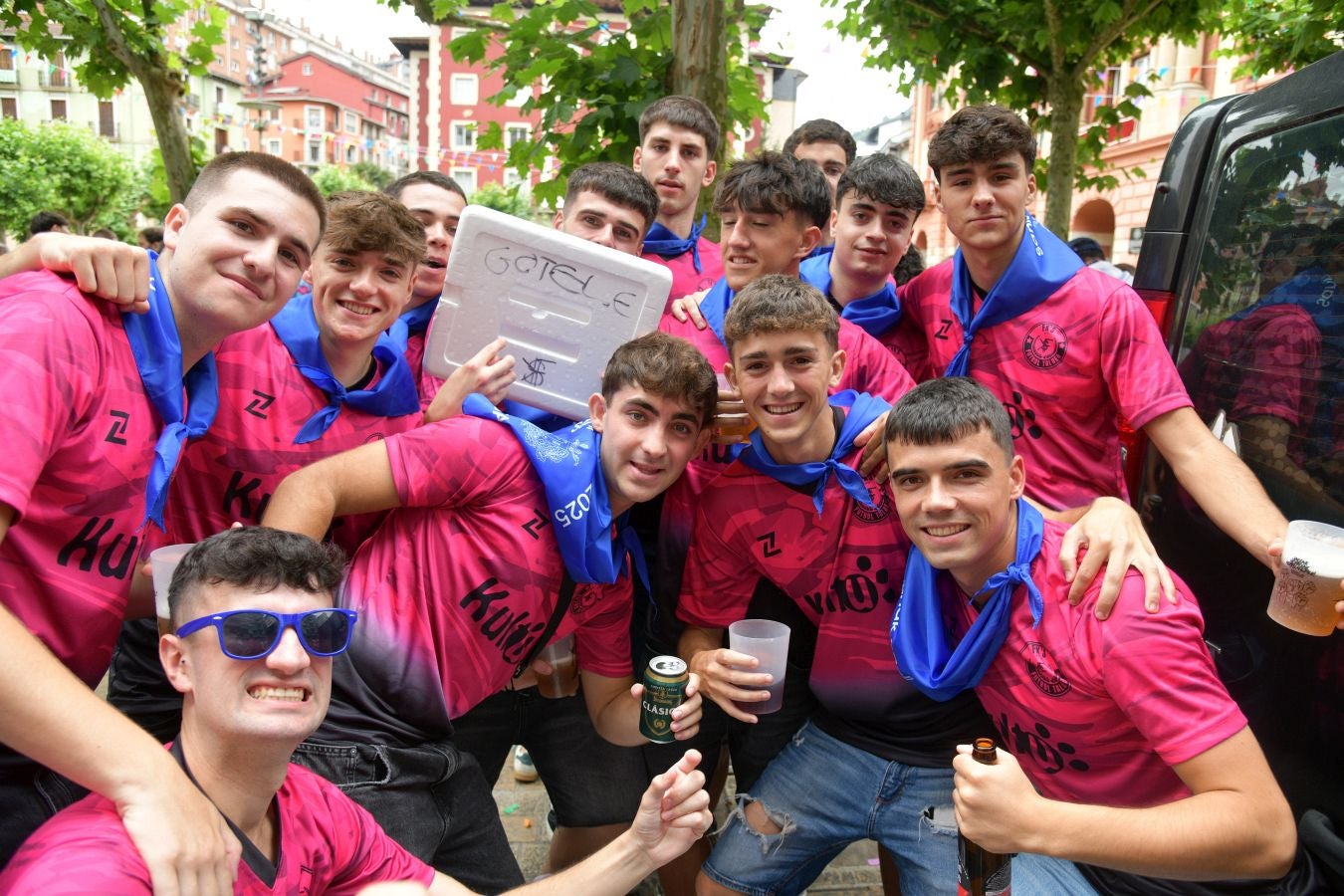 Las calles de Eibar se llenan en la víspera de San Juan