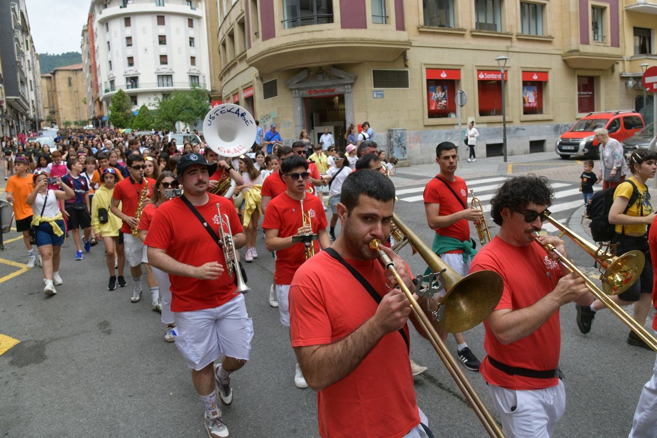 Las calles de Eibar se llenan en la víspera de San Juan