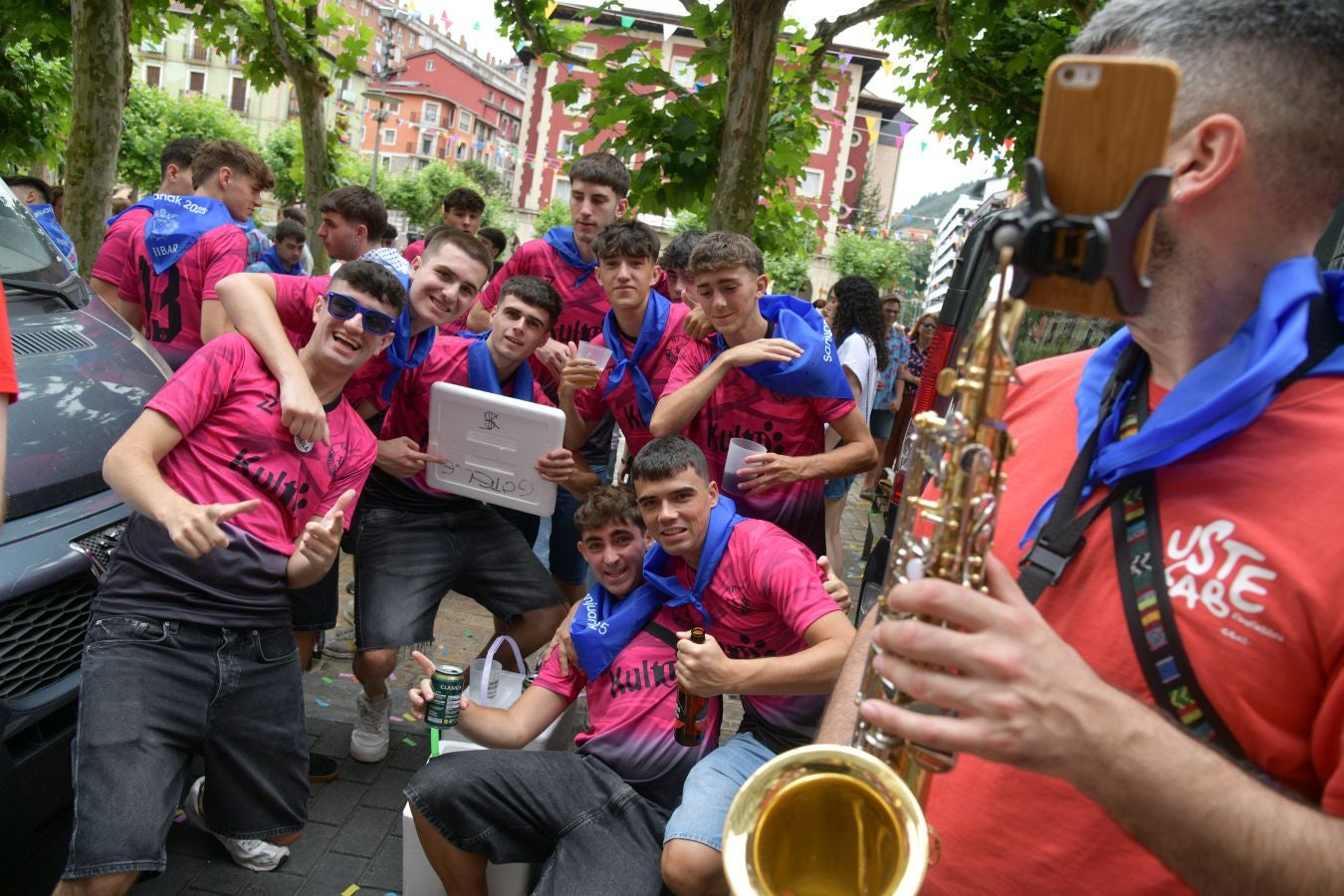 Las calles de Eibar se llenan en la víspera de San Juan
