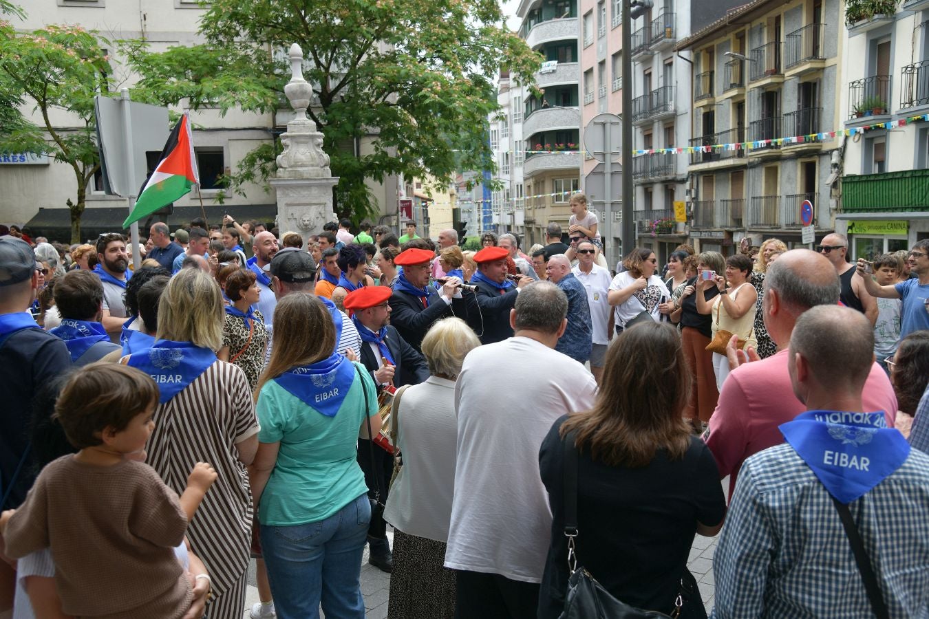 Las calles de Eibar se llenan en la víspera de San Juan