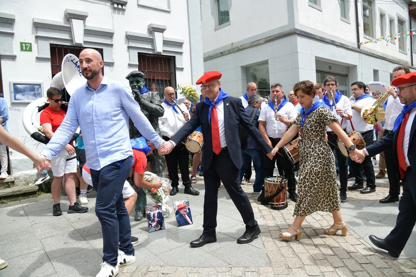 Las calles de Eibar se llenan en la víspera de San Juan