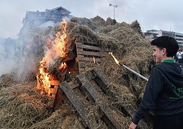 La patrona Miren Garmendia prendiendo una hoguera de San Juan en Hondarribia