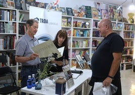 Carlos Sarabia, con Garry Tallent y Nicki Germaine, durante la firma de su libro.