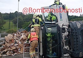 Los bomberos durante las labores de rescate del chófer.