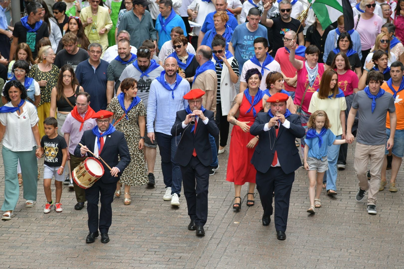 Las calles de Eibar se llenan en la víspera de San Juan