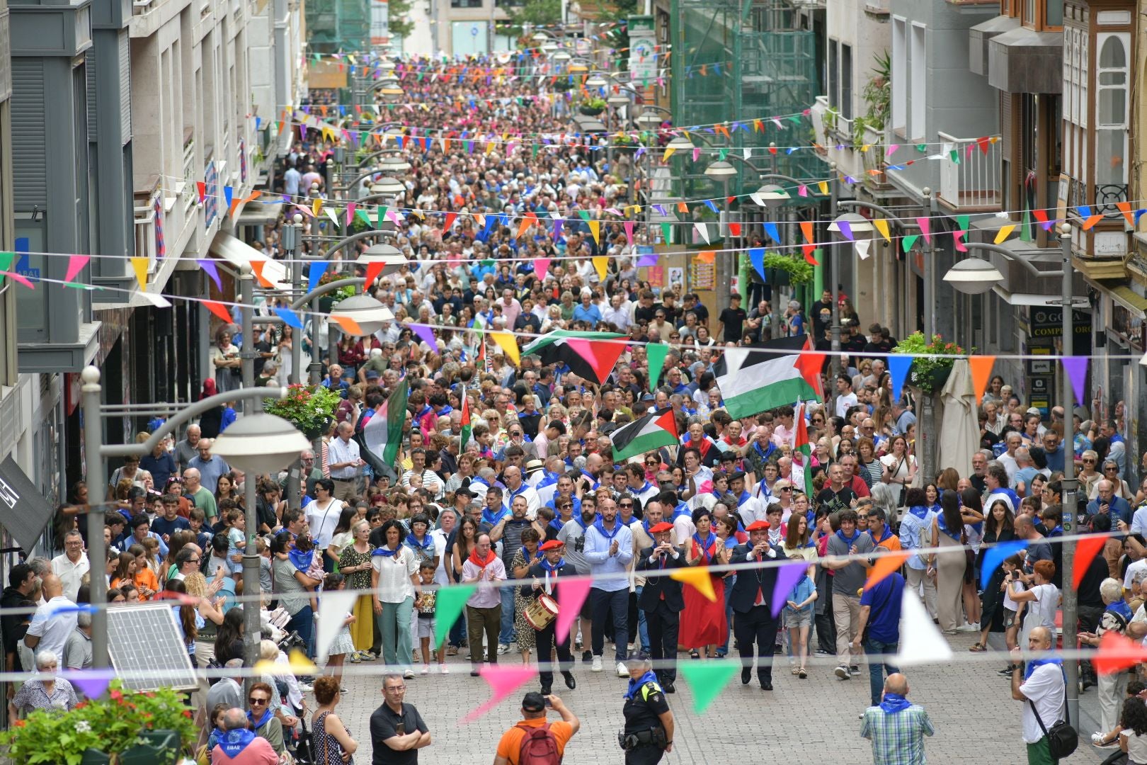 Las calles de Eibar se llenan en la víspera de San Juan