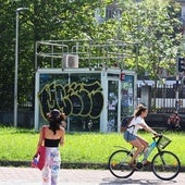 Varias mujeres pasean cerca del medidor de la calidad del aire situado junto a la estación de Easo en Donostia.