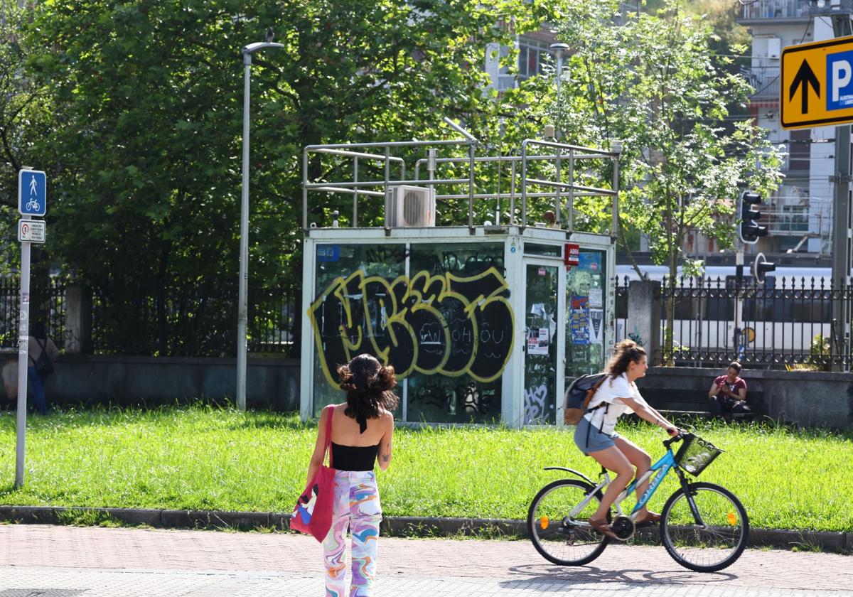Varias mujeres pasean cerca del medidor de la calidad del aire situado junto a la estación de Easo en Donostia.