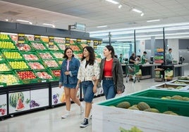 Primeros clientes este lunes en el nuevo supermercado Mercadona de Zarautz.
