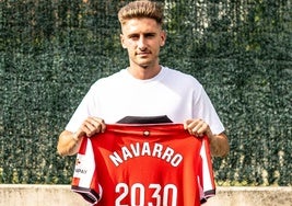 Robert Navarro posa con la camiseta del Athletic.