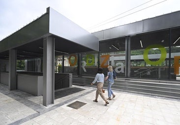 Dos mujeres acceden al nuevo paso subterráneo de la estación de Ordizia.