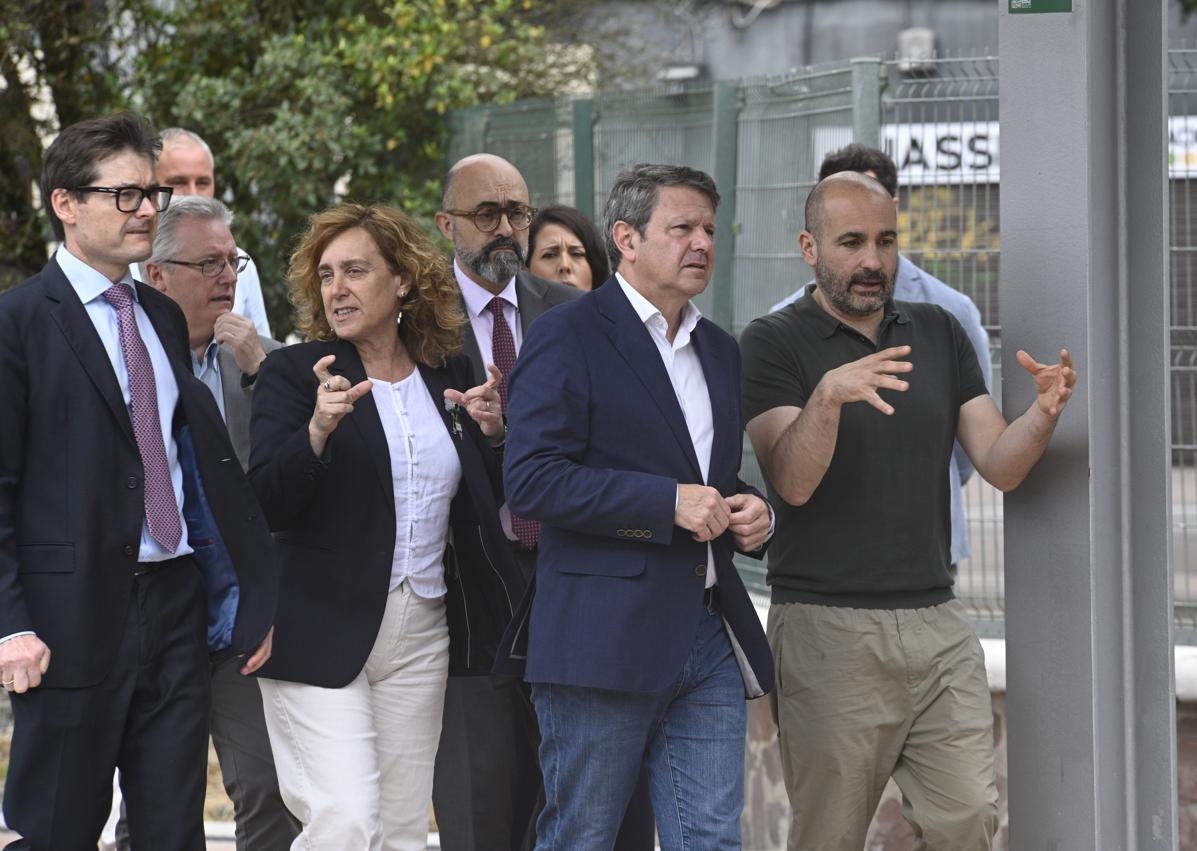 Imagen secundaria 1 - Paso inferior bajo las vías abierto a la ciudadanía para unir las dos zonas de Ordizia divididas por las vías; el alcalde la localidad, Adur Ezenarro, habla con el secretario de Estado de Transportes, José Antonio Santano; y los andenes elevados a la altura de los accesos a los vagones para facilitar la accesibilidad de los viajeros.