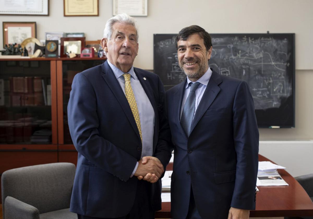El presidente del DIPC, Pedro Miguel Etxenike, da la bienvenida al patronato del centro a Anton Arriola, presidente de Kutxabank.