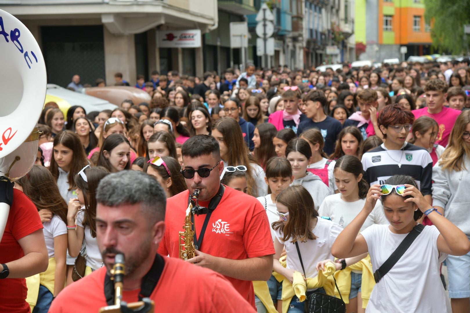 Las calles de Eibar se llenan en la víspera de San Juan