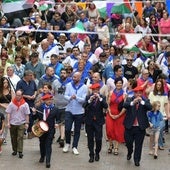 El recorrido de la Estación a Unzaga fue una manifestación popular y en la plaza, los grupos homenajeados lanzaron el txupinazoar.