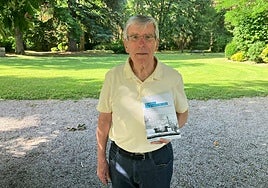 El autor posa orgulloso con su nueva obra que se presenta este martes por la tarde.