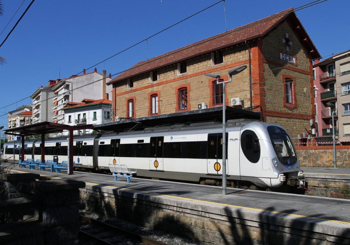 Un tren parte desde la estación de Deba hacia Mendaro.